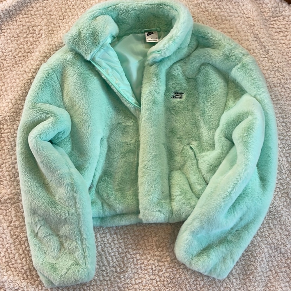 Brand new Nike sweater, size small. Crop top